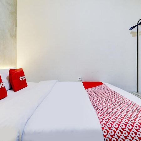 Oyo 90215 Ada Residence Telukjambe 外观 照片