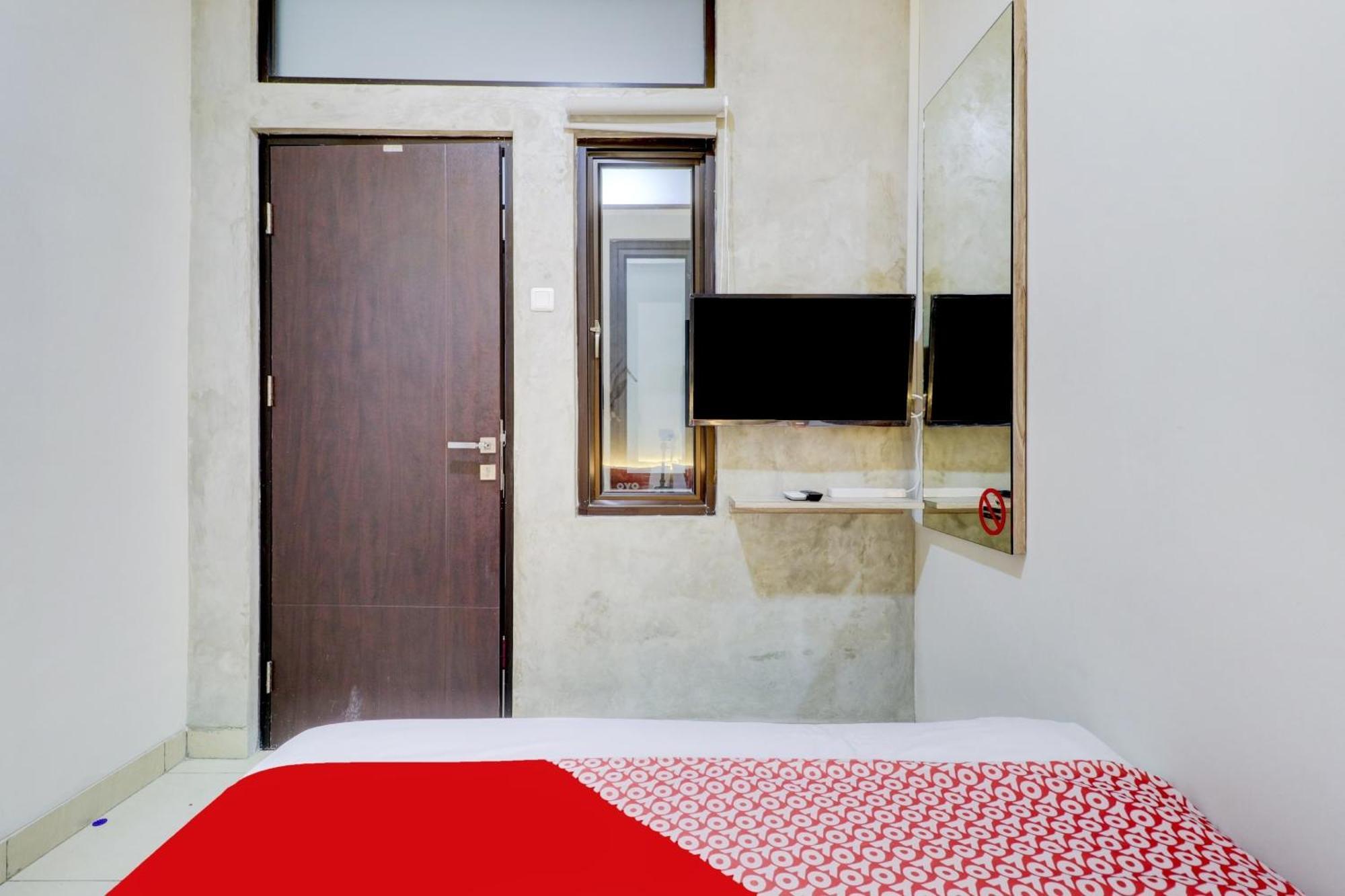 Oyo 90215 Ada Residence Telukjambe 外观 照片