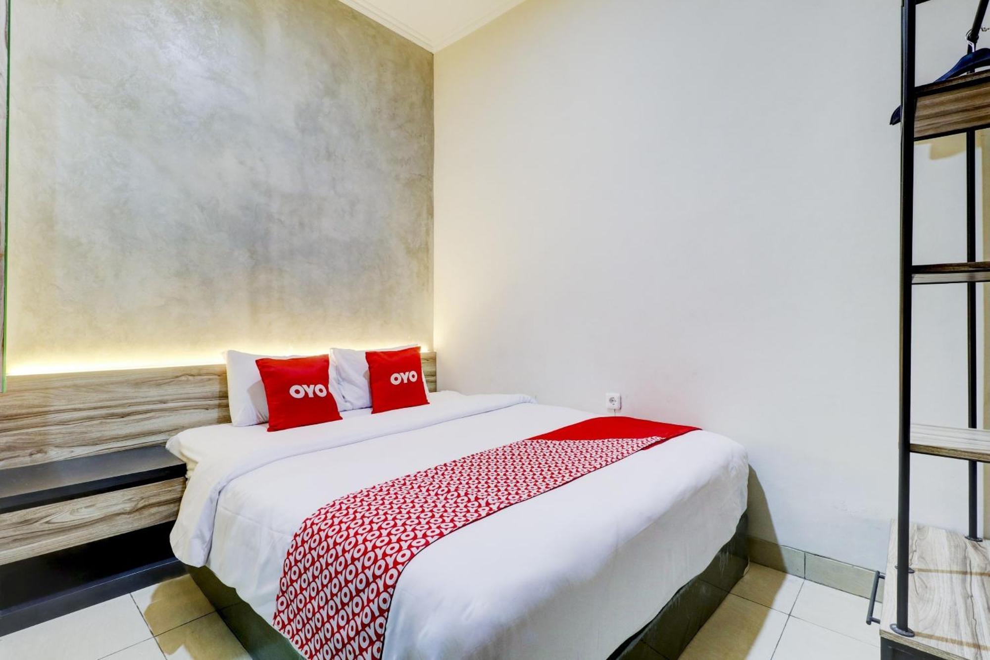 Oyo 90215 Ada Residence Telukjambe 外观 照片
