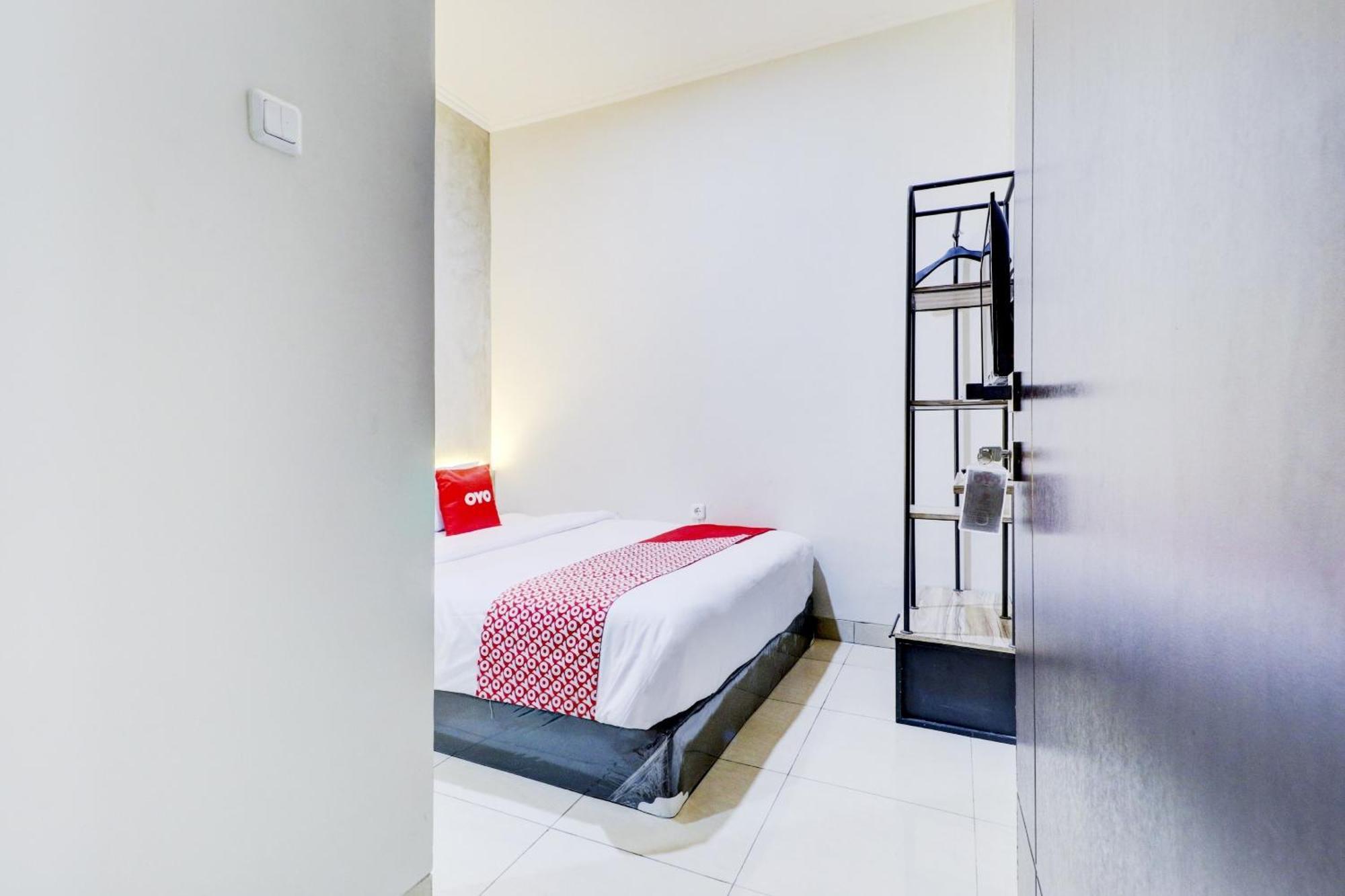 Oyo 90215 Ada Residence Telukjambe 外观 照片
