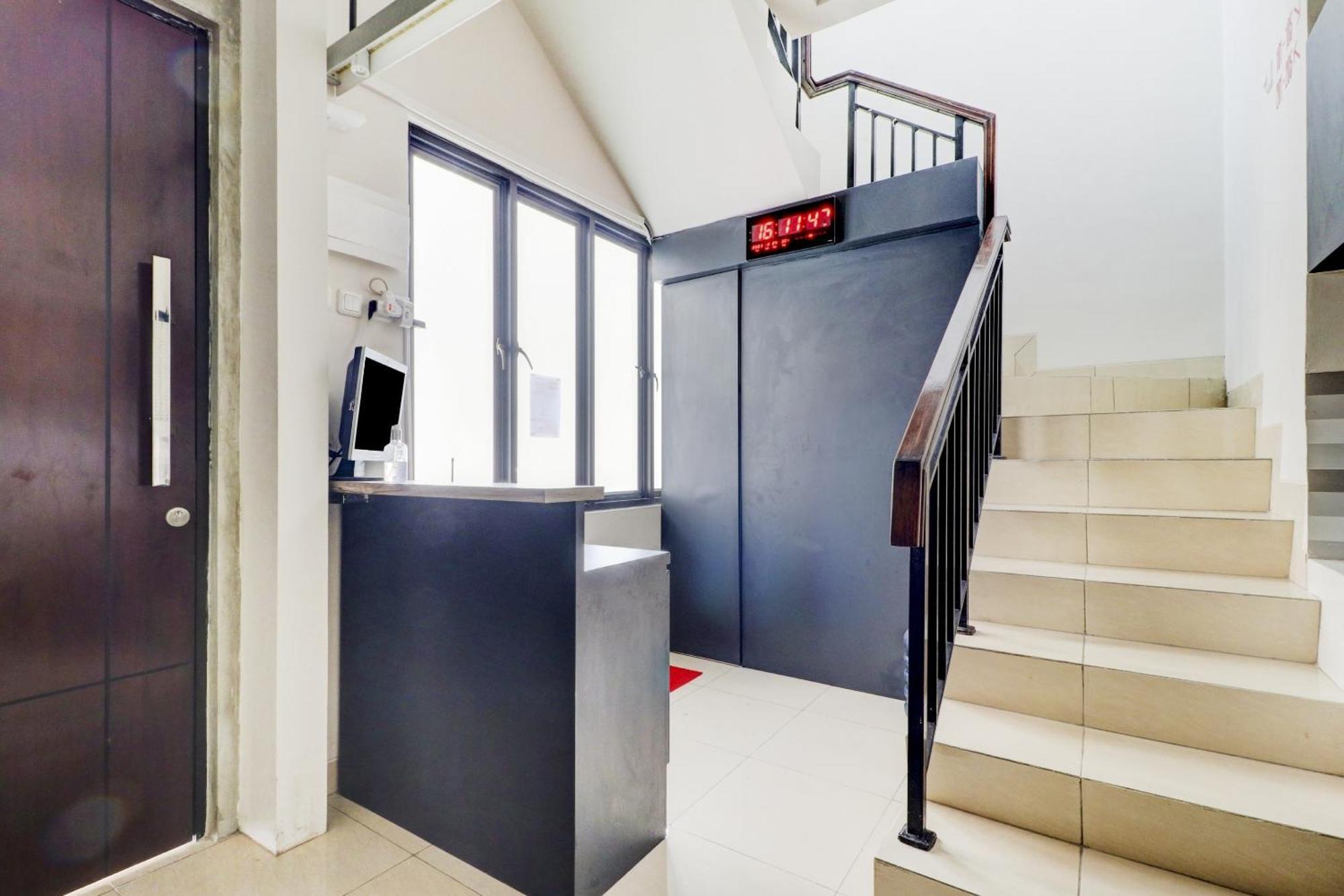 Oyo 90215 Ada Residence Telukjambe 外观 照片