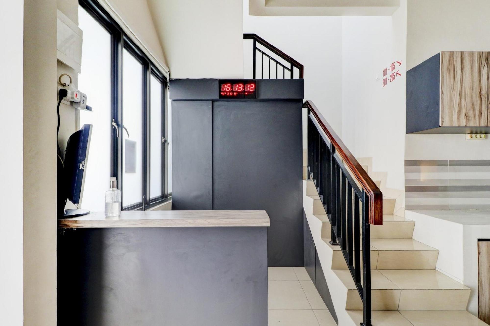 Oyo 90215 Ada Residence Telukjambe 外观 照片