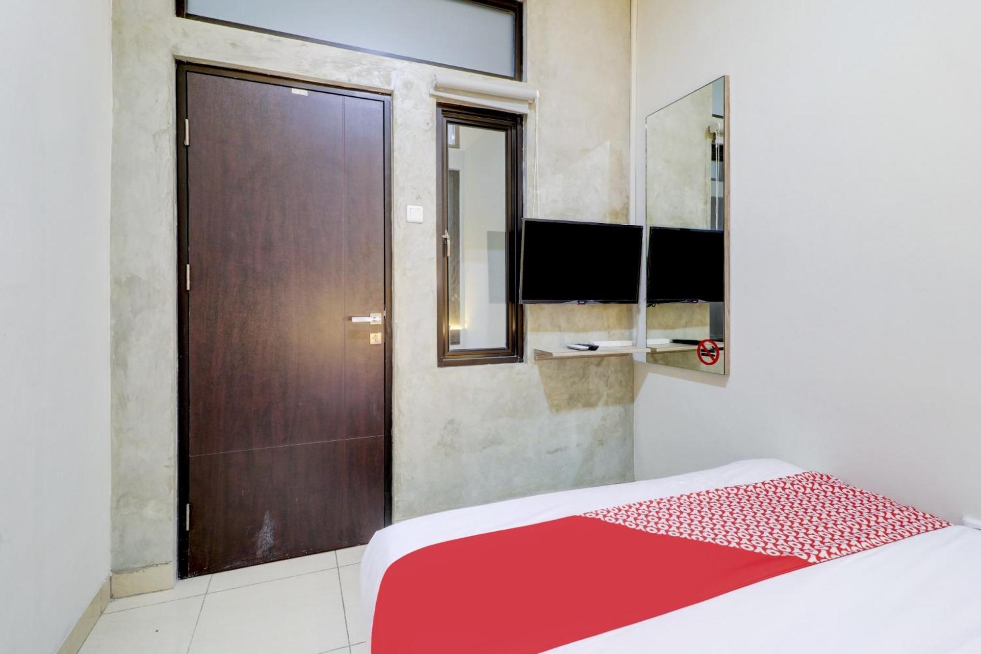 Oyo 90215 Ada Residence Telukjambe 外观 照片