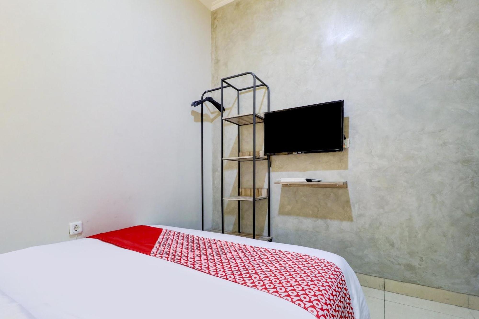 Oyo 90215 Ada Residence Telukjambe 外观 照片