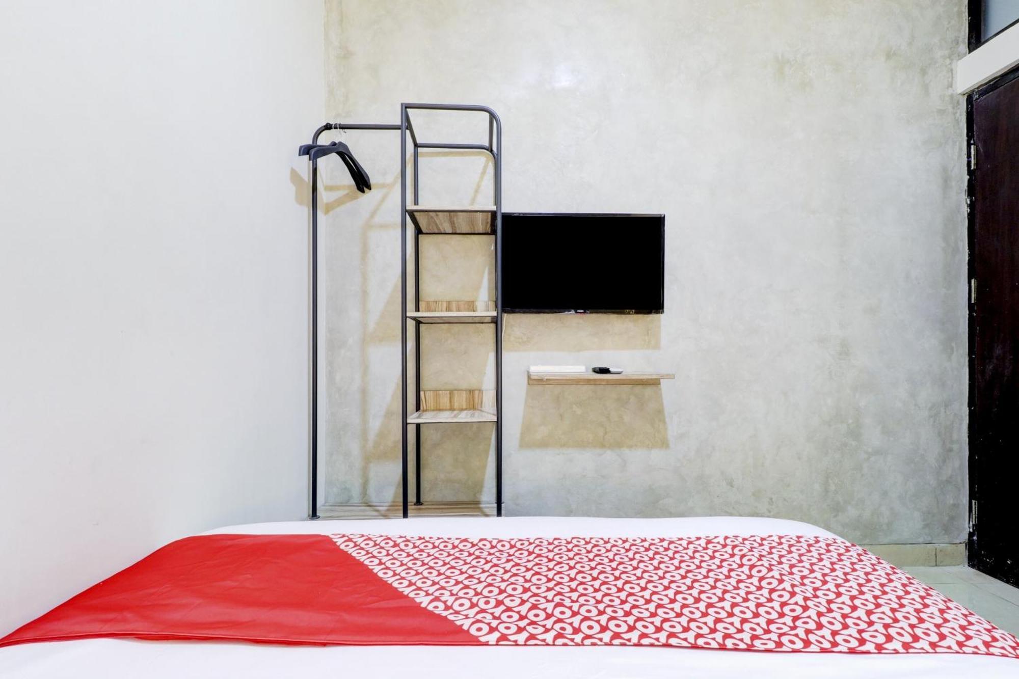 Oyo 90215 Ada Residence Telukjambe 外观 照片