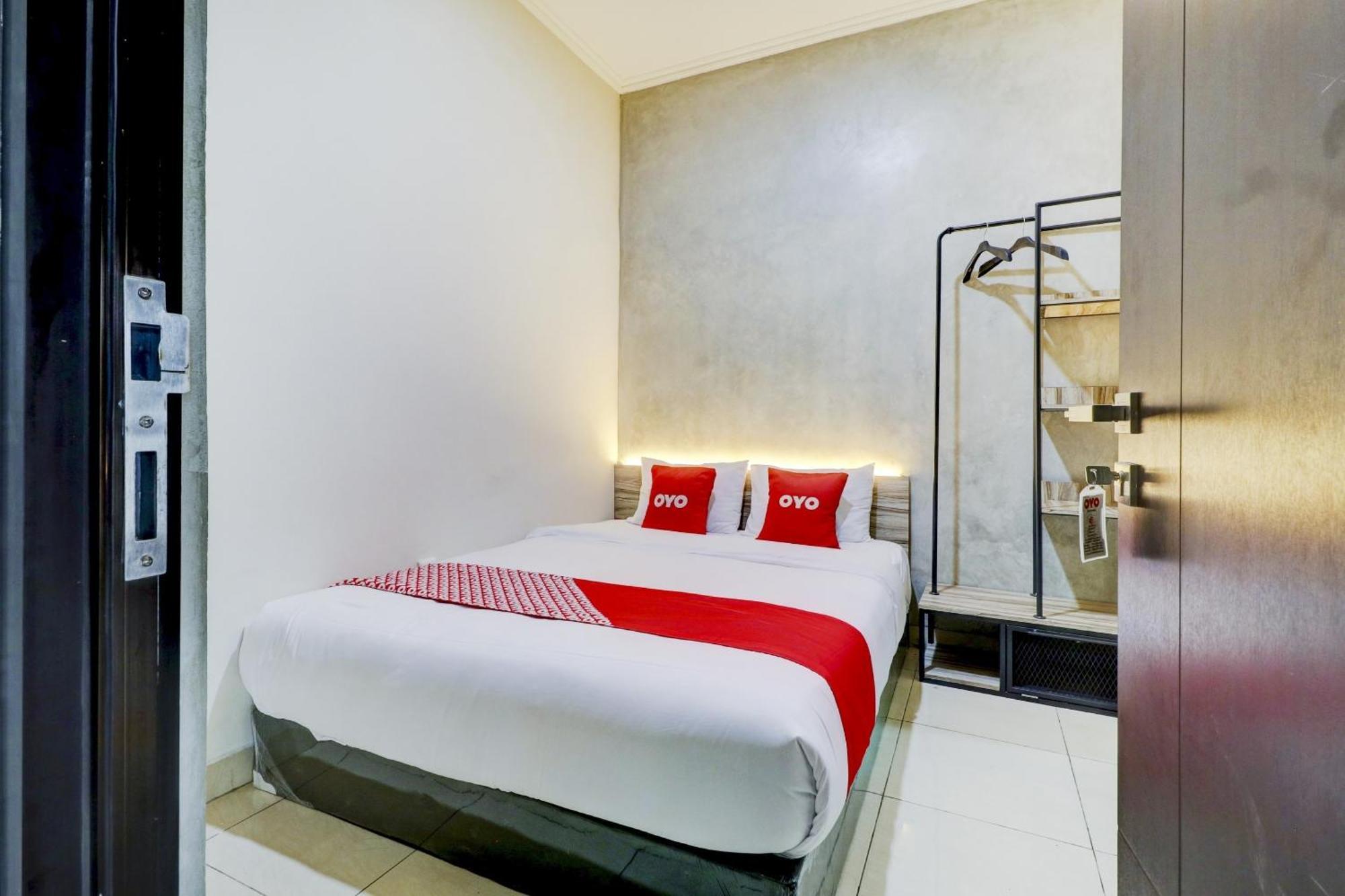 Oyo 90215 Ada Residence Telukjambe 外观 照片